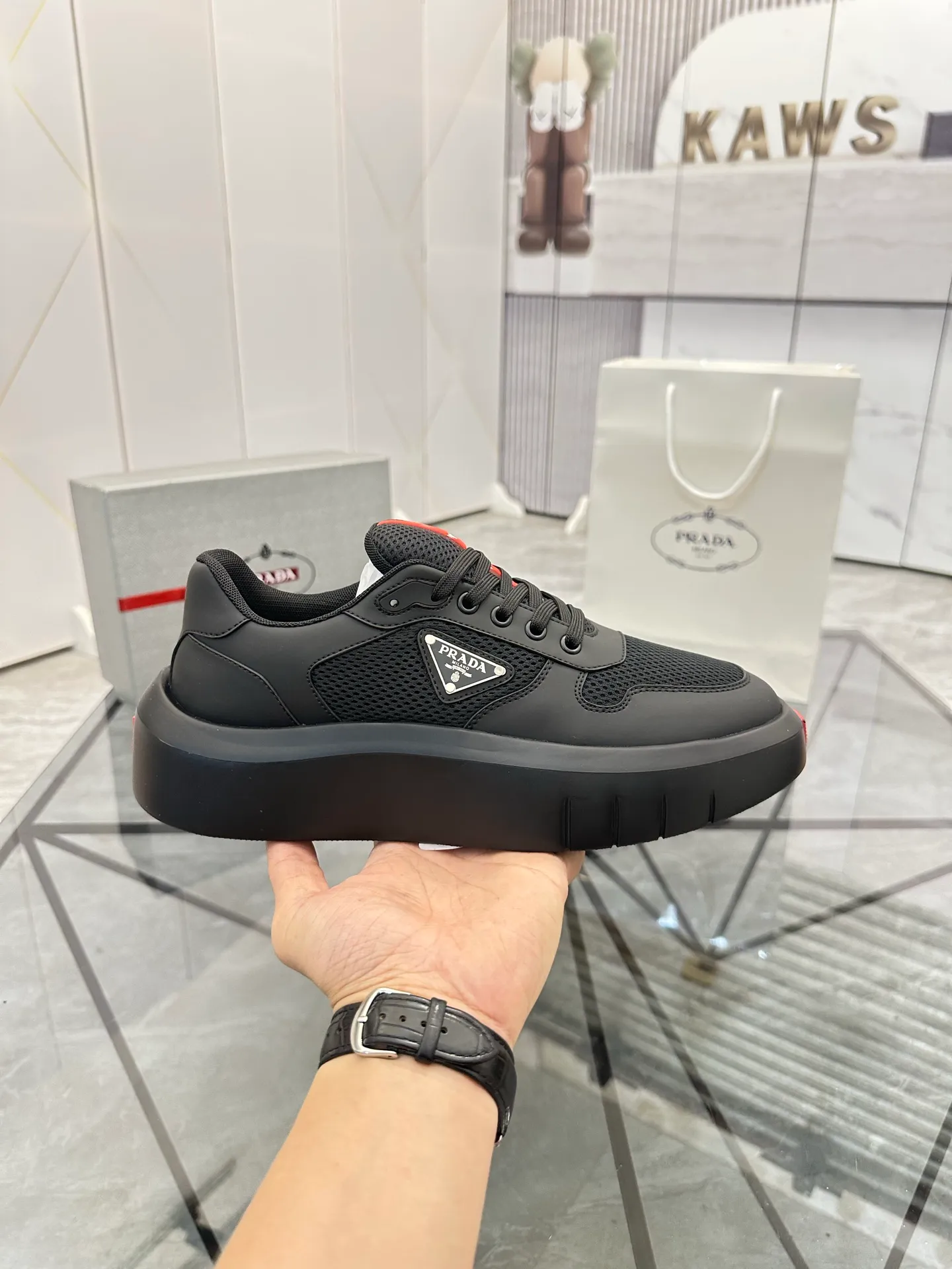 Men's shoes: 💰P620¥ High-end top quality Product trademark: Prada *"Prada*" low-top casual shoes Regular size: 38-45 (can be customized to 46) Product materials: imported first-layer cowhide leather on the upper spliced ​​with original fabric, breathable lining, cowhide foot pads, original ultra-light foam outsole. No.: 001